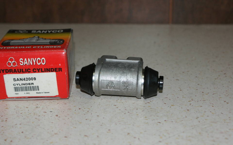 Cylinderek hamulcowy lewy HYUNDAI EXCEL L (X-2) 90-95
